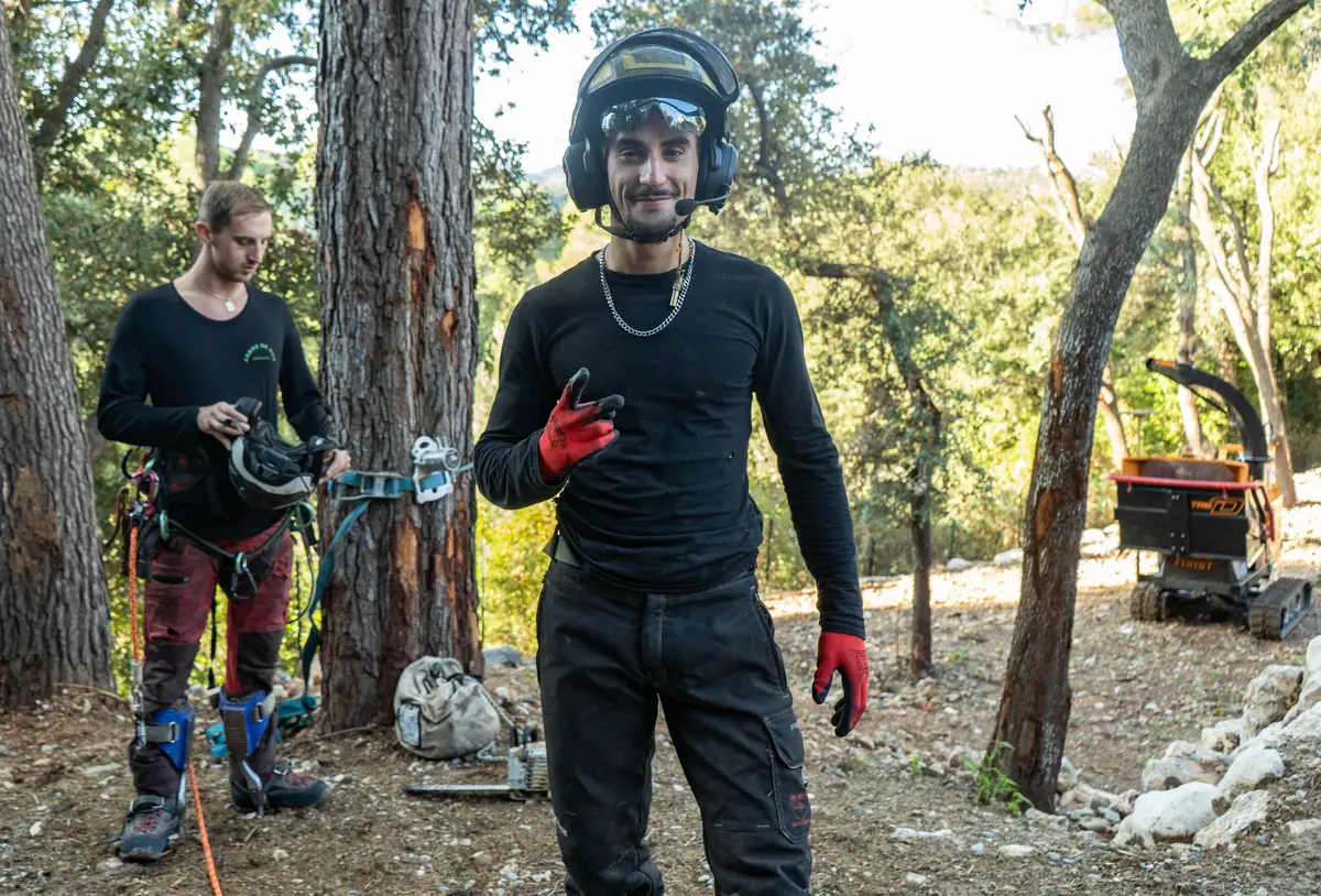 Deux élagueurs de l’équipe sur un chantier d’abattage à Vence