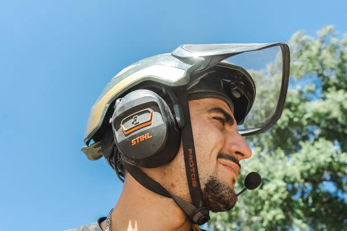Élagueur de L’Arbre de Noë avec casque forestier et protections auditives