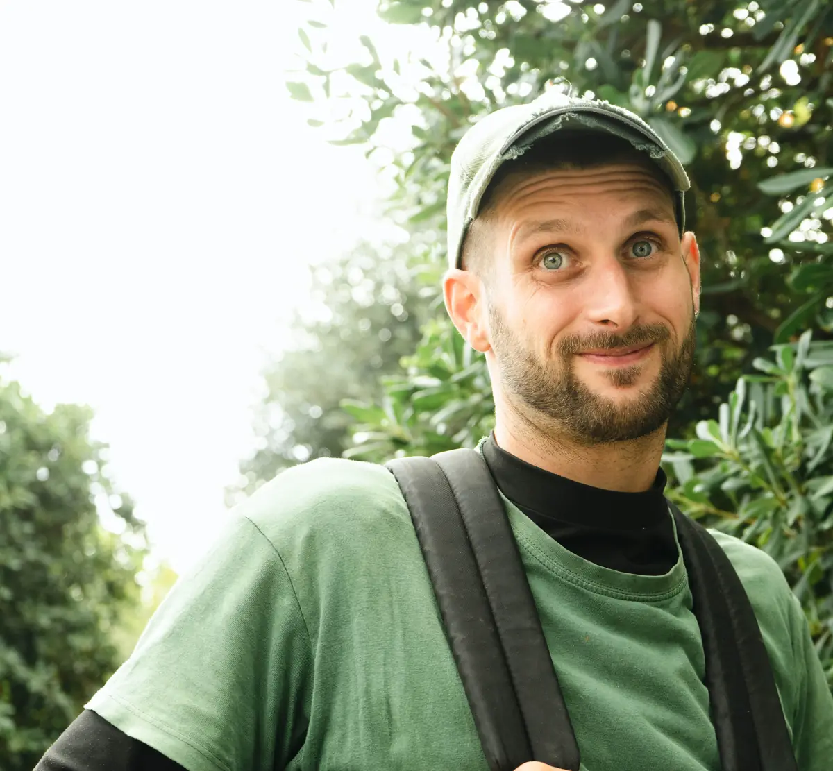 Membre de l’équipe L’Arbre de Noë souriant sur un chantier